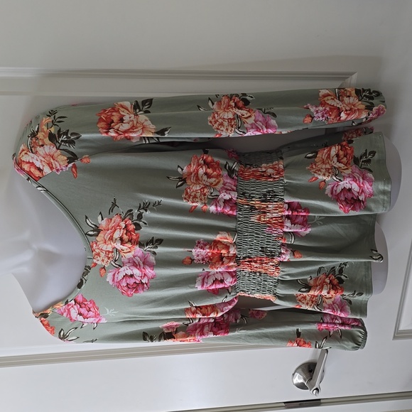 Absolutely Famous Women's Size Medium Green Floral Smocked Long‎ Sleeve Top - Picture 2 of 10